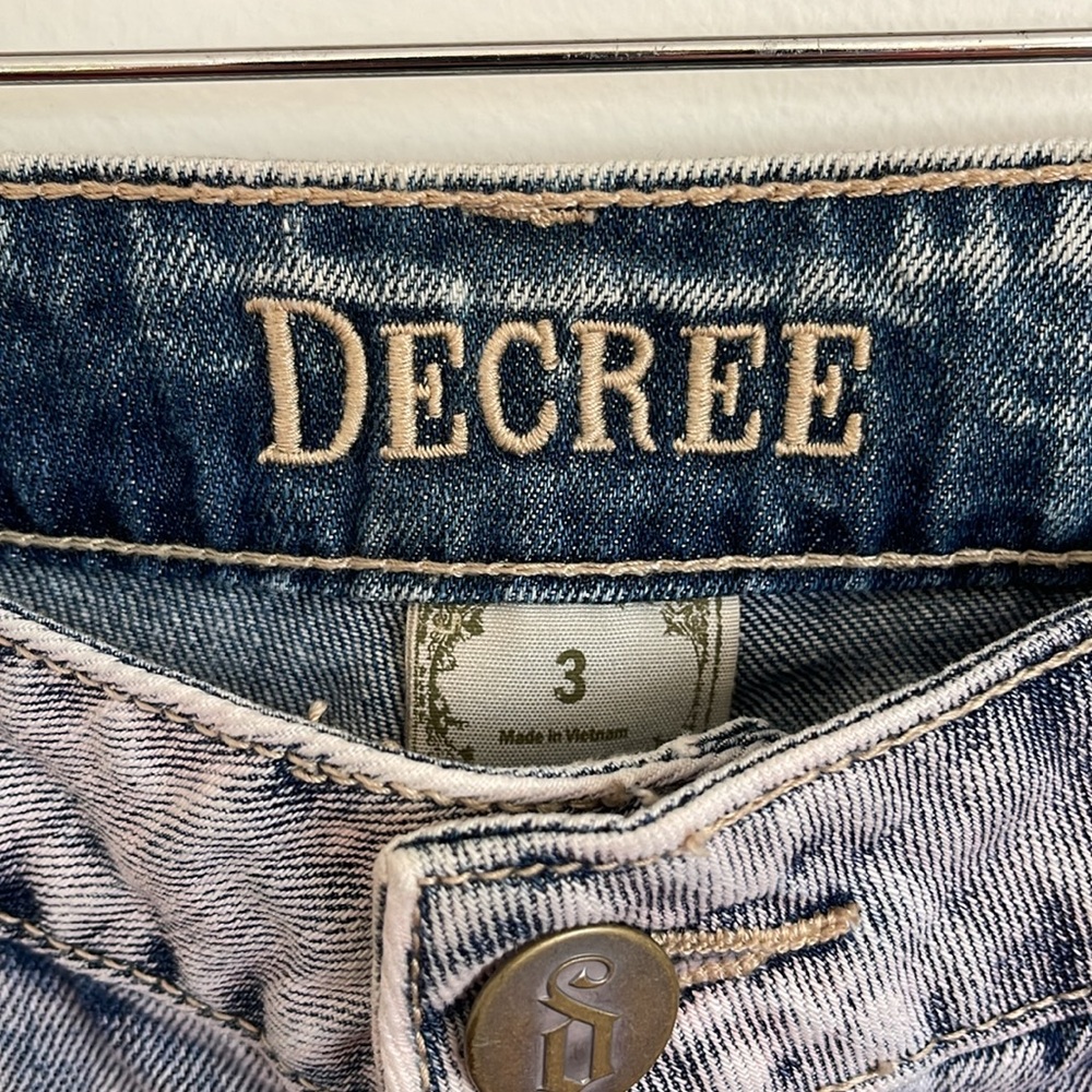 Decree Junior’s Pink Ombré Acid Wash Distressed Retro Cutoff Denim Jean Shorts - Picture 10 of 11